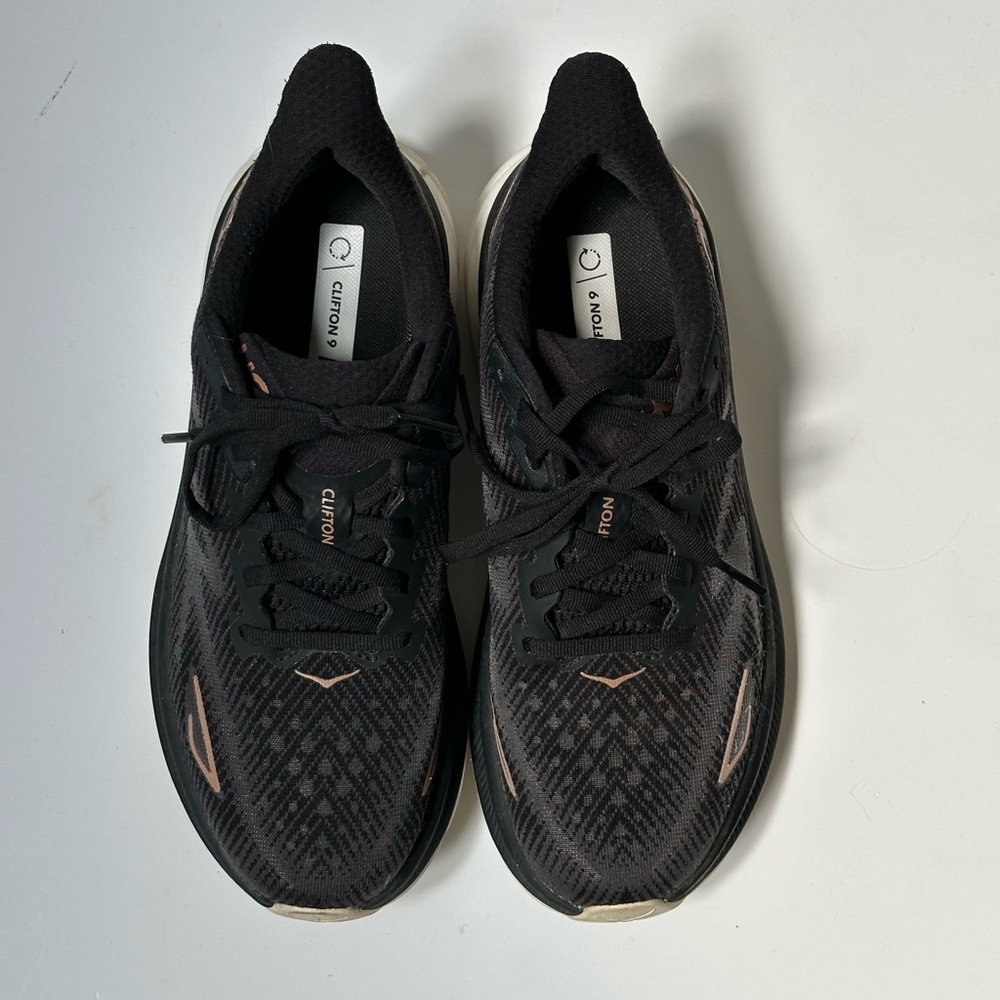 Hoka Clifton 9’s women’s size 8